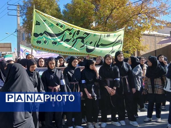 حضور پرشور فرهنگیان و دانش‌آموزان چاراویماق در یوم‌الله  ۱۳ آبان