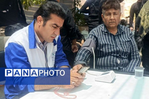 بدرقه پرشور زائران کربلا با نوای گروه سرود نسیم صبا در موکب ابوالفضل (ع)
