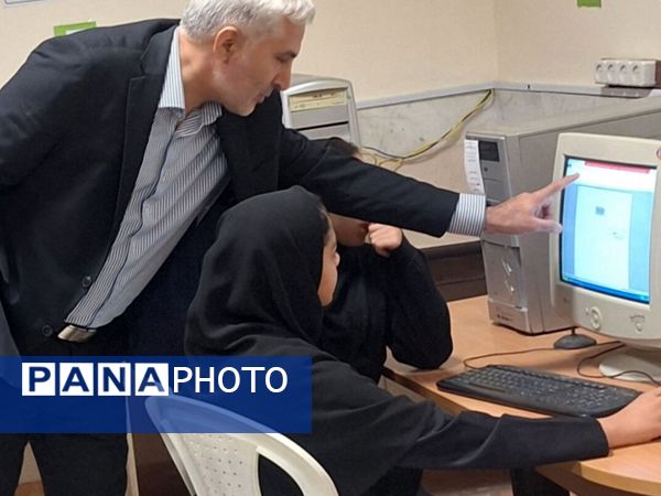 بازدید معاون آموزش متوسطه خراسان رضوی از کارگاه کامپیوتر دبیرستان زینب کاشمر