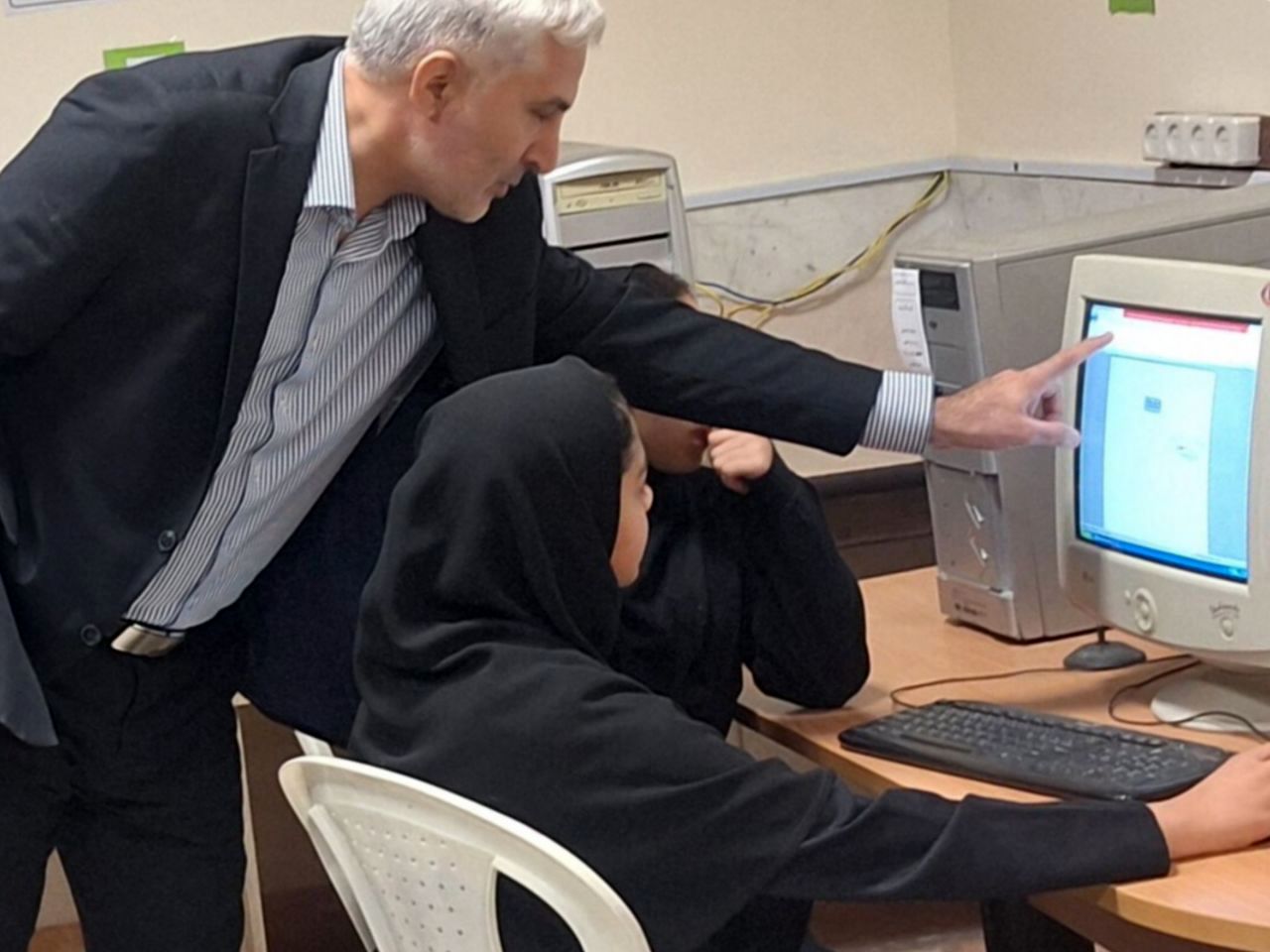بازدید معاون آموزش متوسطه خراسان رضوی از کارگاه کامپیوتر دبیرستان زینب کاشمر
