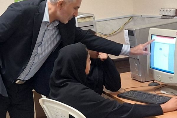 بازدید معاون آموزش متوسطه خراسان رضوی از کارگاه کامپیوتر دبیرستان زینب کاشمر