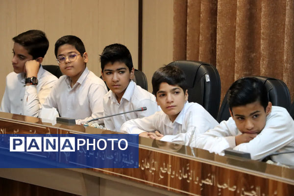 دیدار دانش‌آموزان مدرسه قرآنی رضوی با امام جمعه بافق