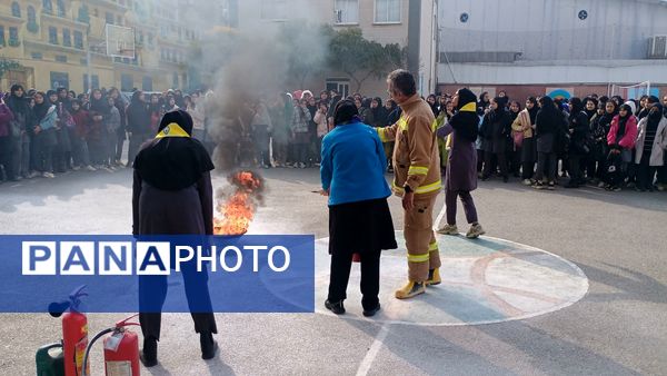 مانور زلزله و ایمنی در مدرسه هوشیار