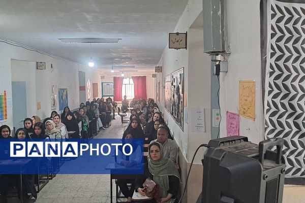 جلسه توجیهی هدایت تحصیلی با حضور مشاورین تحصیلی در دبیرستان فرزانگان شهرستان قدس