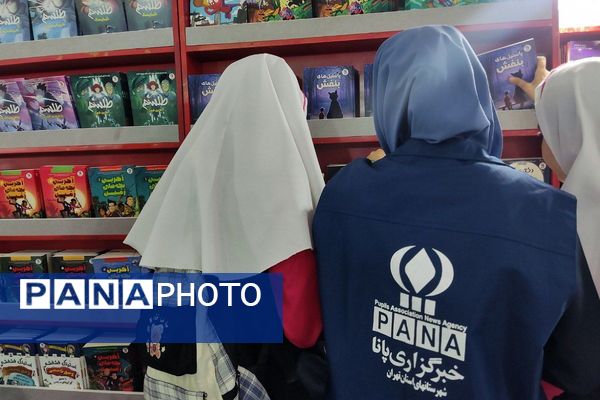 بازید دانش‌آموزان دبستان سعادت از نمایشگاه کتاب