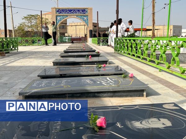 بازدید و غبار روبی مسئولین از مزار شهدای روستای دهنو خلیل آباد 