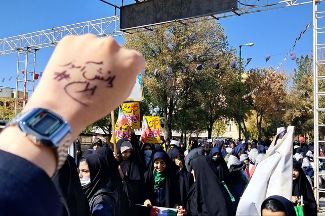 مشت هایی از نماد استواری و شجاعت 