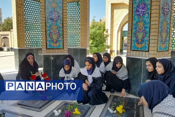 بازدید دانش‌آموزان از نمایشگاه دفاع مقدس واقع در مقبره شهدای گمنام شهرستان ورامین