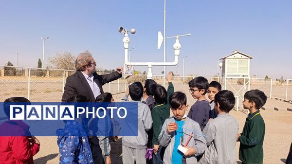 بازدید دانش‌آموزان پایه دوم دبستان حضرت جوادالائمه(ع) از مرکز هواشناسی یزد