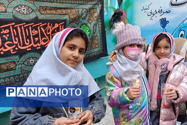 ایستگاه صلواتی در دبستان سارا، میزبان دل‌های کوچک در سوگ حضرت فاطمه(س) بود