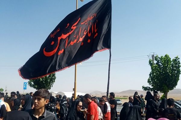 عاشقان حسینی بار دیگر عشق و ارادت خود را به امام حسین(ع) و یارانش با پای پیاده، نشان دادند