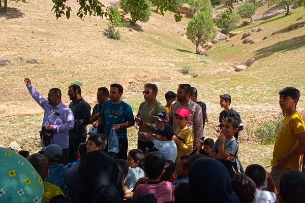 پیاده‌روی اهالی روستای رفن به مناسبت هفته سلامت