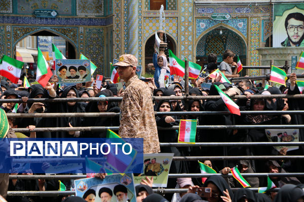 حضور پرشور نوجوانان قمی در آیین استقبال از رئیس جمهوری 