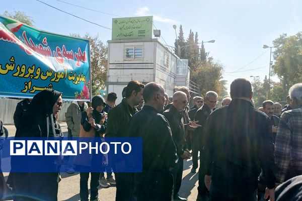 تشییع پیکر مادر شهیدان مشتاقیان در شیراز