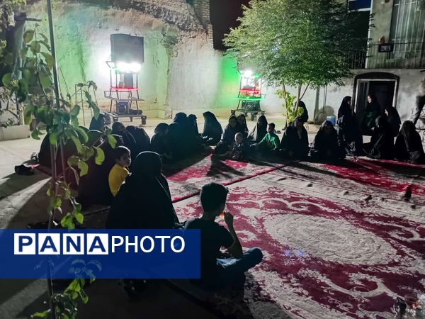 مراسم عزاداری ماه صفر در روستای نقاب در هنگام قطع برق