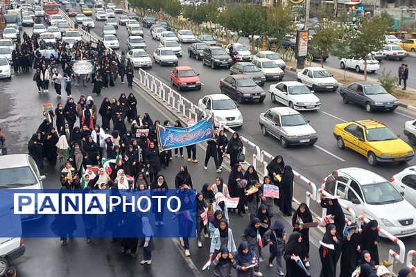 حضور دانش آموزان اسلامشهری در راهپیمایی ۱۳ آبان