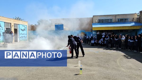 بزرگداشت روز آتش‌نشان در مدرسه شهید خاقانی شهرستان شیروان