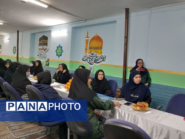 جلسه شورای دبیران در دبیرستان دخترانه فضه 