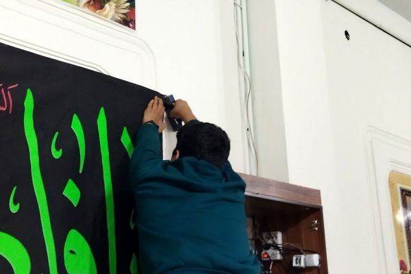 آماده‌سازی نمازخانه دبیرستان شاهد برای استقبال از شهید گمنام