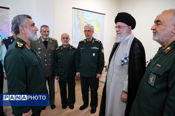 اعطای «نشان فتح» به سردار حاجی‌زاده توسط مقام معظم رهبری
