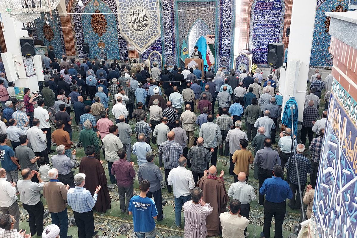 حضور فرهنگیان و مسئولان آموزش و پرورش پردیس در نماز جمعه 