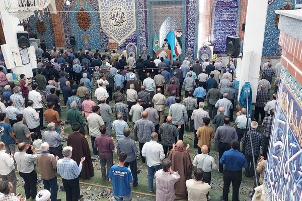 حضور فرهنگیان و مسئولان آموزش و پرورش پردیس در نماز جمعه 
