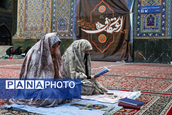 قرائت دعای‌ام داوود در حرم مطهر رضوی 