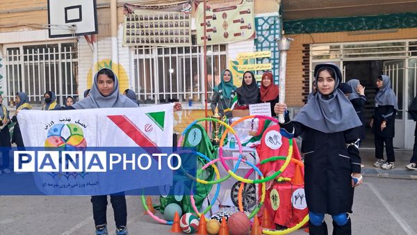 حرکات ورزشی و نمایشی در افتتاحیه المپیاد درون مدرسه‌ای