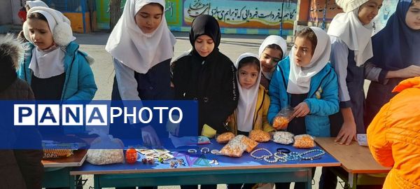 برپایی بازارچه فروش به‌مناسبت دهه فجر در مدرسه ربابه هاشمیان یزدی