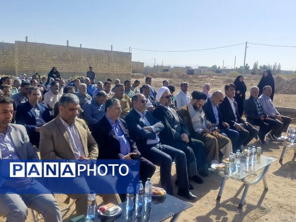 آیین کلنگ زنی پروژه آموزشی ۹ کلاسه هوشمند خیری روستای بهادران مهریز