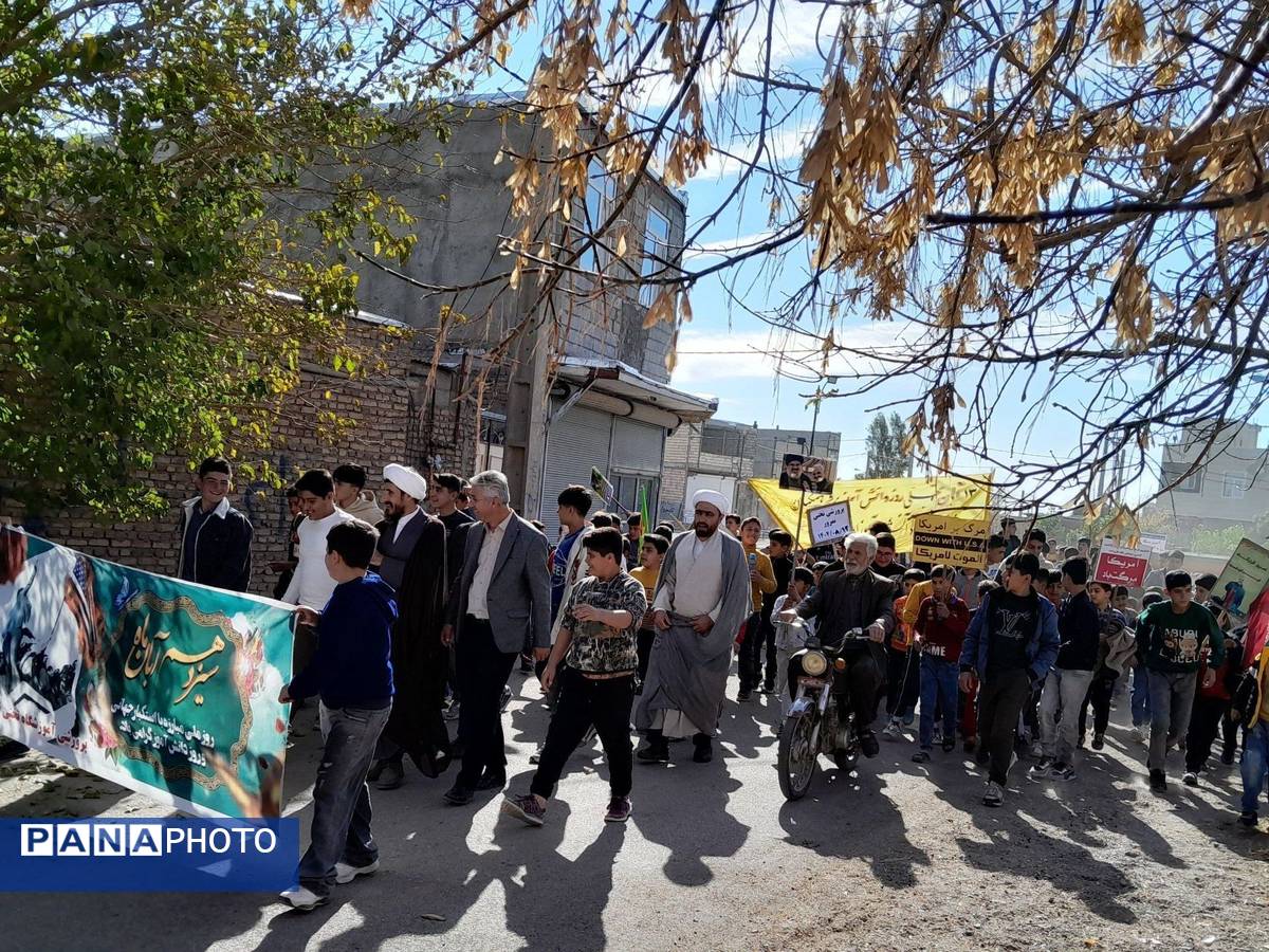 راهپیمایی ۱۳ آبان دانش‌آموزان روستای نمرور 