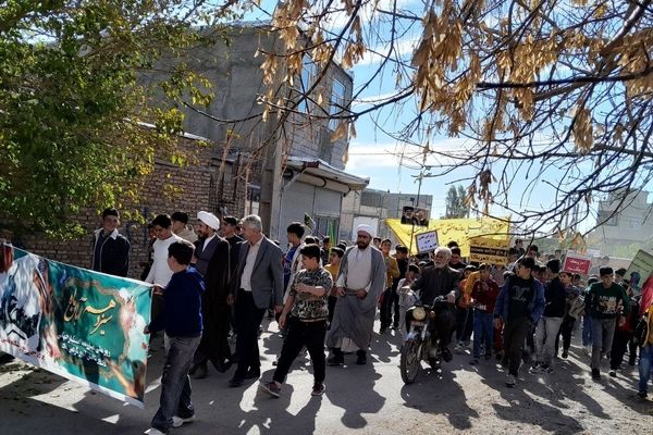 راهپیمایی ۱۳ آبان دانش‌آموزان روستای نمرور 