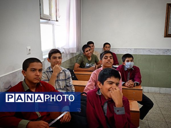 اولین جلسه هدایت تحصیلی دانش آموزان پایه نهمی دبیرستان میثاق