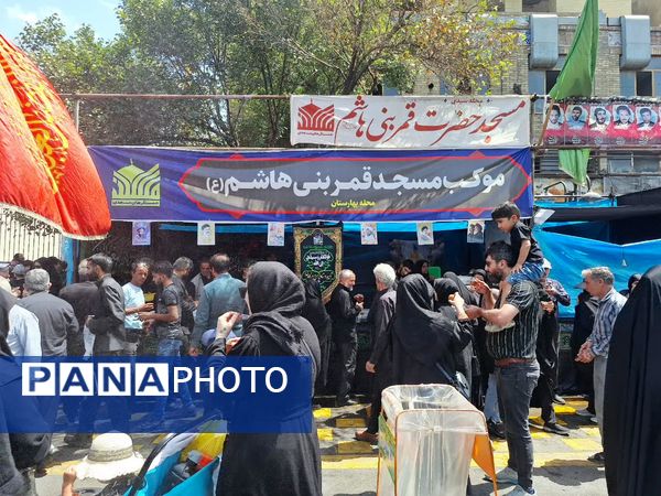 قدم‌هایی تا بهشت؛ جاماندگان اربعین در مشهد رهسپار حرم مطهر رضوی شدند