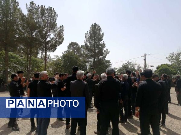 مراسم سنتی سینه زنی در روز عاشورای حسینی در روستای نقاب