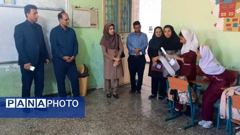 بازدید مدیر آموزش و پرورش حاجی آباد از دبستان استقلال