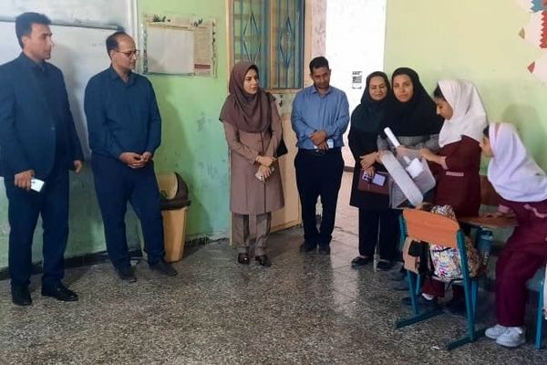 بازدید مدیر آموزش و پرورش حاجی آباد از دبستان استقلال