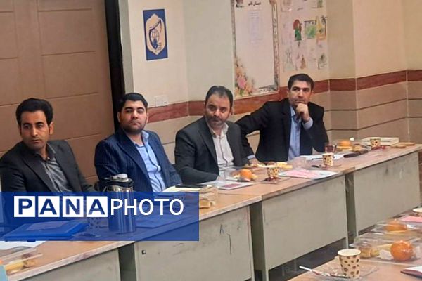  جلسه مدیران قطب ۵ دوره ابتدایی در مدرسه قائم(عج) بهارستان‌دو