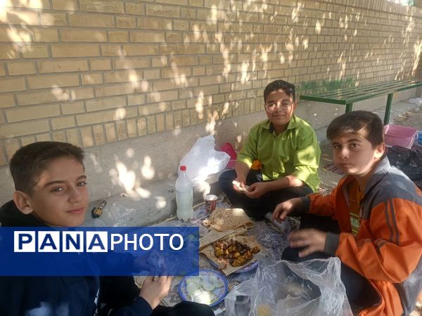 ناهار وحدت با طعم  شادی و لذت در مدرسه شاهد حاج مصلحیان