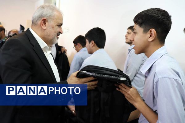 زنگ سپاس معلم در هنرستان احمدی روشن منطقه ۱۴ تهران با حضور وزیر نیرو نواخته شد