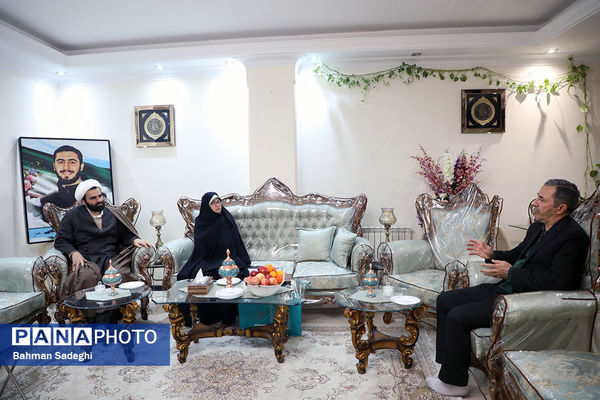 دیدار معاون پرورشی و فرهنگی وزارت آموزش و پرورش با خانواده شهید آرمان علی‌وردی