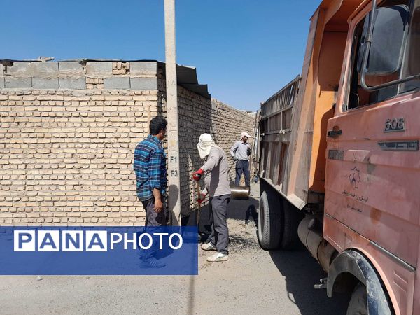 فرآیند چاله‌گیری کوچه دبیرستان مادر مهربان نقاب شهرستان خلیل آباد