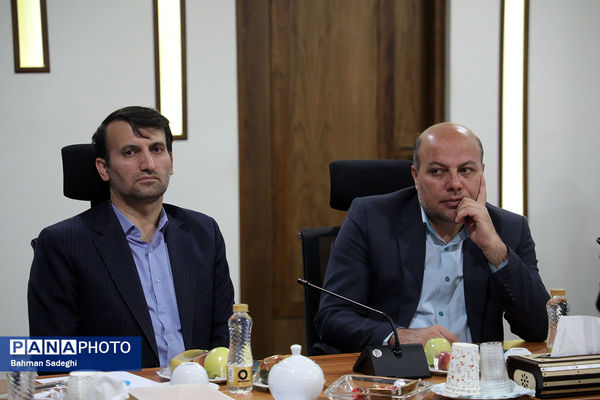 نشست صمیمی وزیر آموزش و پرورش با مدال آوران المپیادهای جهانی