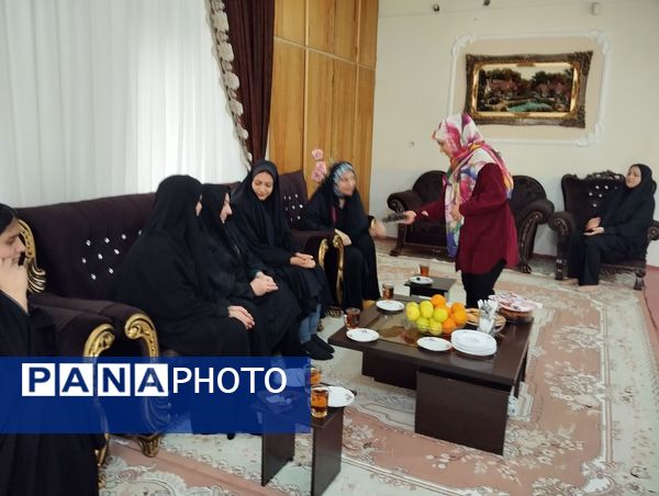 دیدار اعضای انجمن اسلامی هنرستان بصیرت آشخانه با همسر جانباز رسایی پور