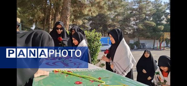 عطر شهادت در کلاس درس ؛ دانش آموزان شاهد وصال میزبان شهید گمنام شدند