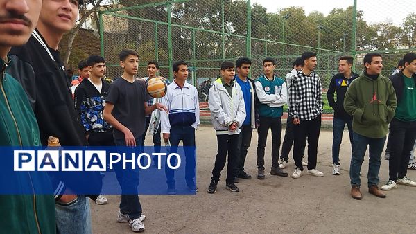 مسابقه والیبال بین دو تیم منتخب دبیران و منتخب دانش آموزان در دبیرستان شاهد ابوذر غفاری 