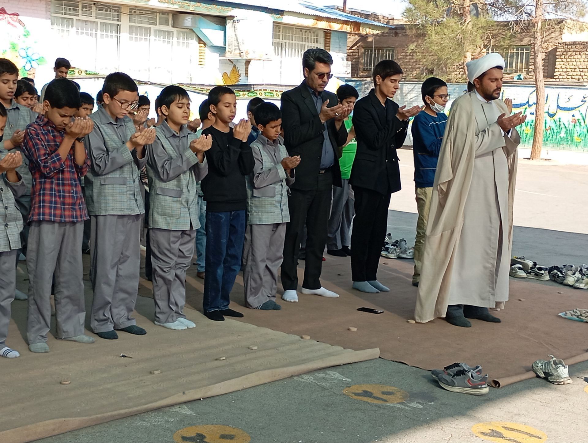 اقامه نماز باران در مدرسه فضیلت