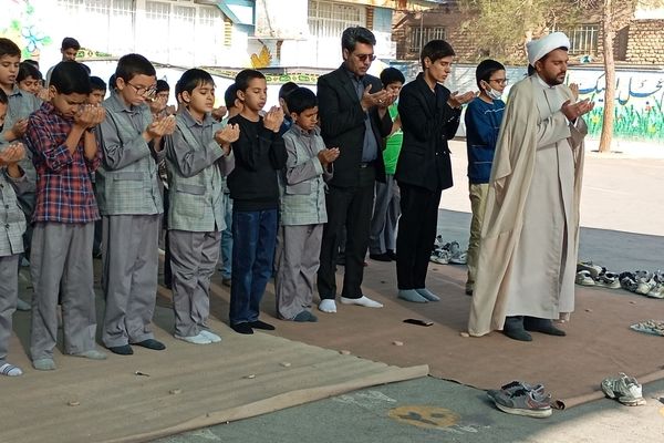 اقامه نماز باران در مدرسه فضیلت