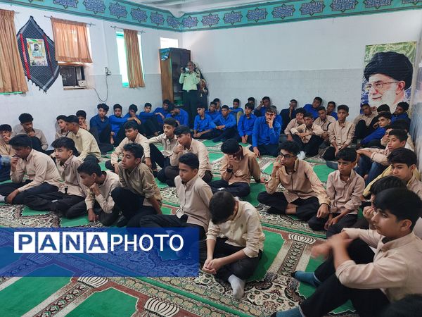 آموزش پیشگیری‌های اجتماعی در دبیرستان پسرانه جزیره بوموسی 