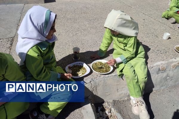 توزیع نذورات مهدوی در دبستان شکوفه‌های انقلاب